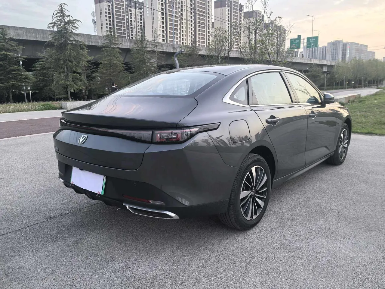 ChangAn Yidong New Energy 2025 Yidong PHEV 1.5 Stepless Smart New Blue Whale 145KM Battleship Edition Automatic Gear 4