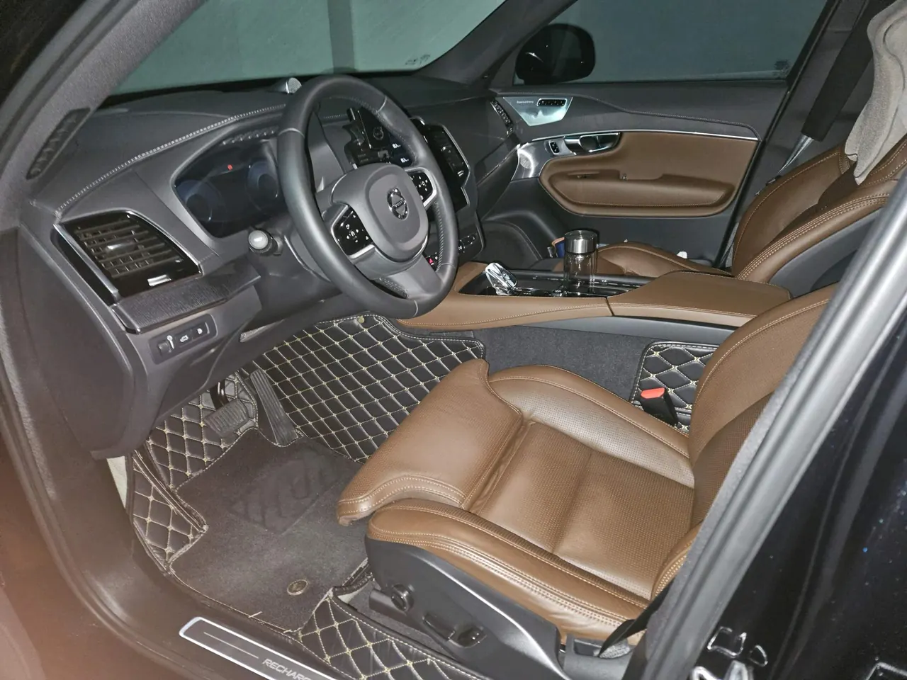 Volvo XC90 New Energy (Imported) 2022 XC90 PHEV 2.0T T8 Zhizun Deluxe Edition 7-seat Automatic Gear 5