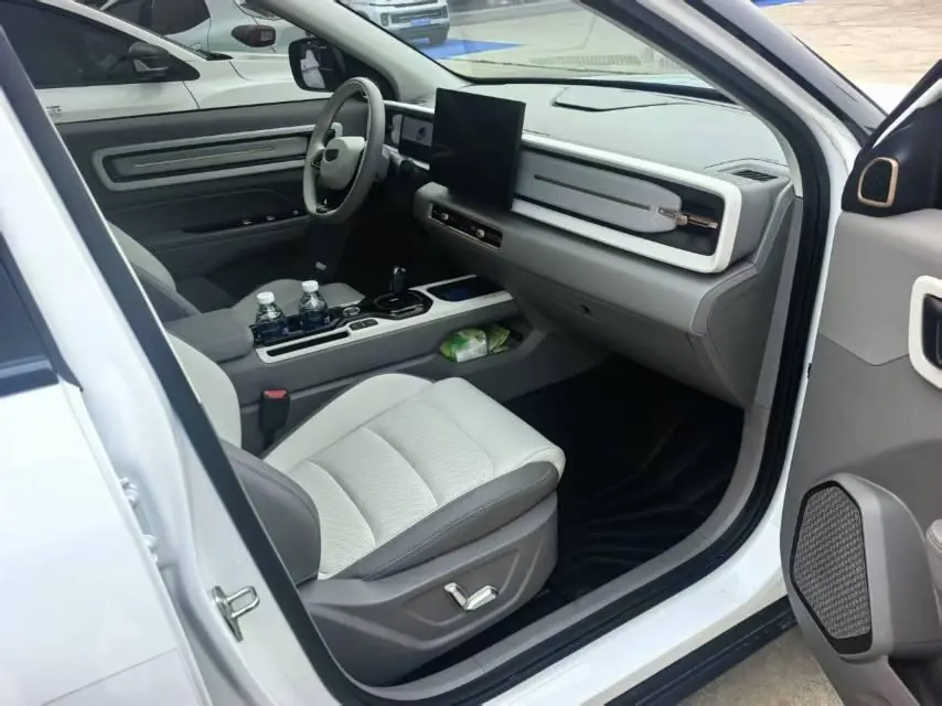 Geely 2026 model Icon 1.5TD Chocolate Elegant Edition, automatic transmission 3