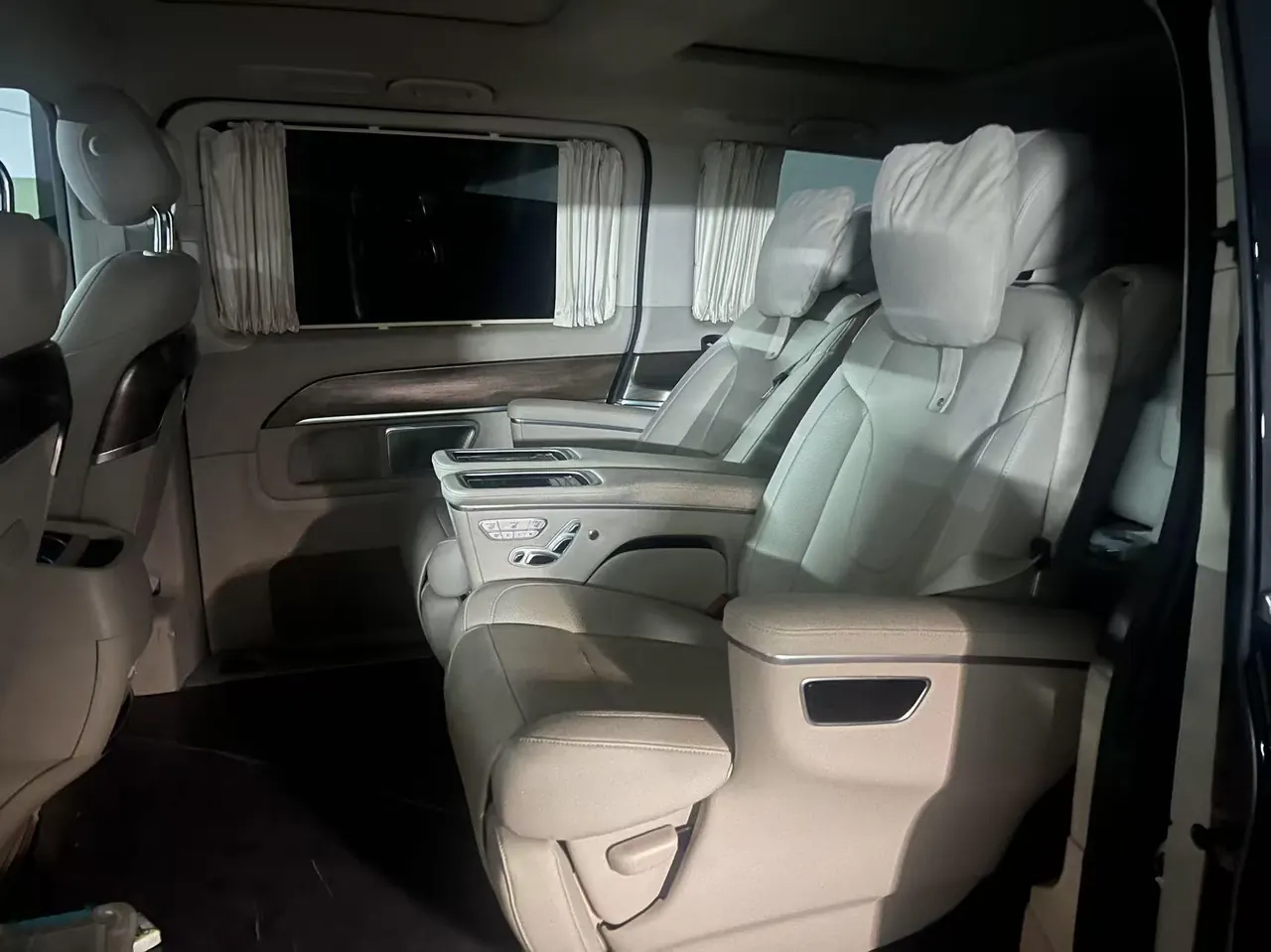 Mercedes Benz V 2022V 260 L 2.0T Premium Edition Automatic Gear 5