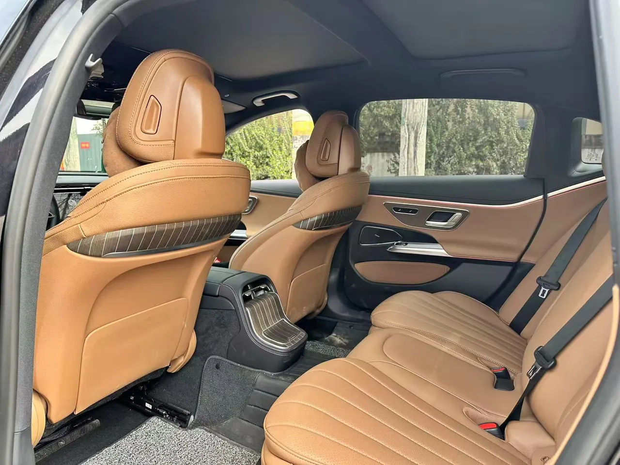 Open image lightbox: Mercedes Benz Class E New Energy 2024 E 350 e L 2.0T Automatic Gear