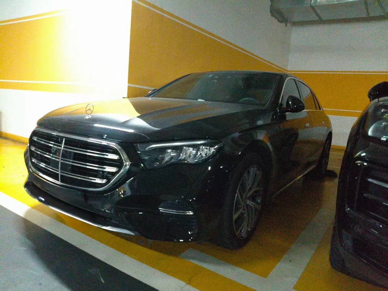 打开图片灯箱:Mercedes Benz E-Class 2025 model E 300 L 48V 2.0T Luxury Edition Automatic
