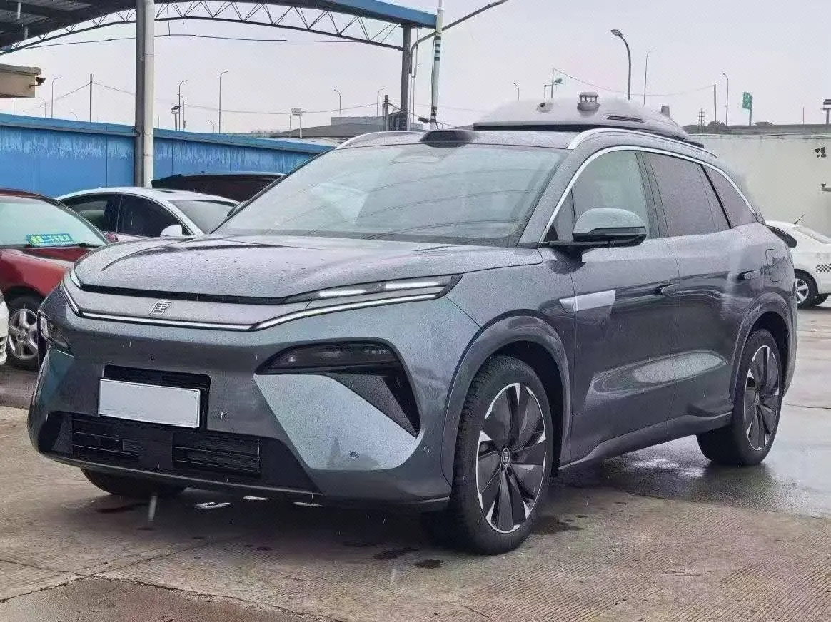 打开图片灯箱:BYD 2025 Tang L DM 1.5T stepless 175KM unmanned aerial vehicle player version automatic gear