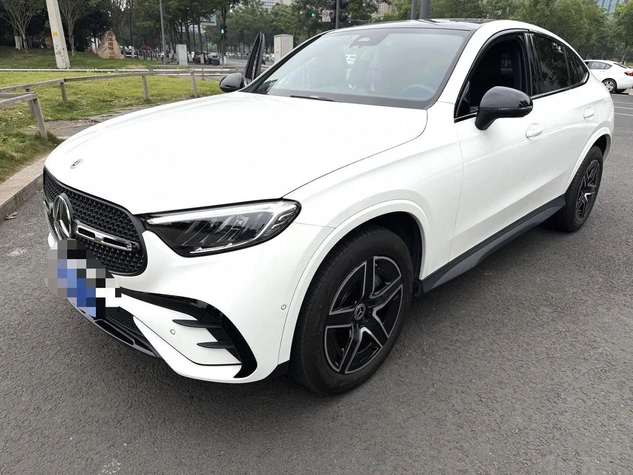 打开图片灯箱:Mercedes Benz GLC (Imported) 2024 GLC 260 Coupe 4MATIC 2.0T Automatic