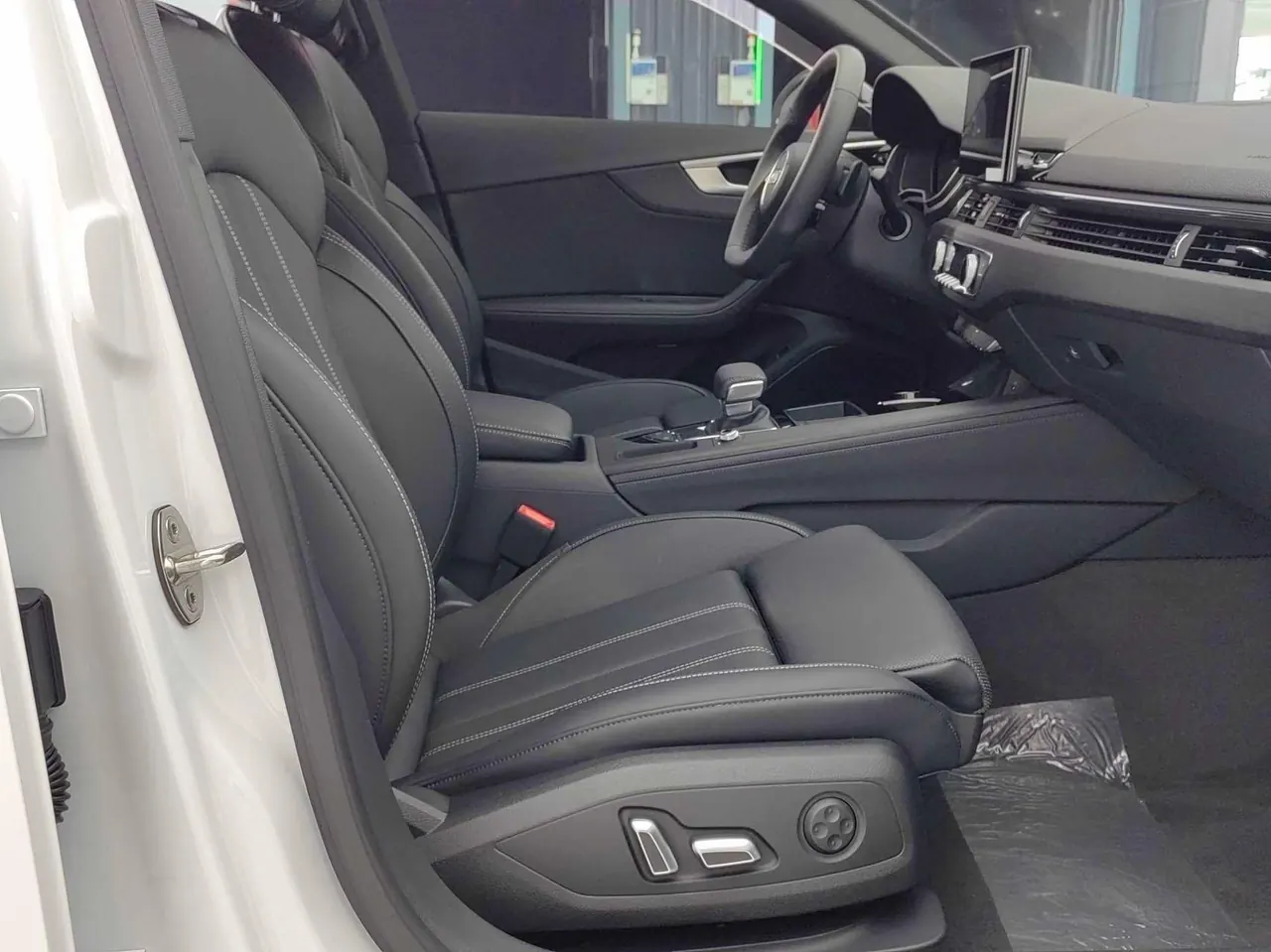 Audi 2024 A4L 2.0TFSI 40TFSI Deluxe Dynamic Automatic 3