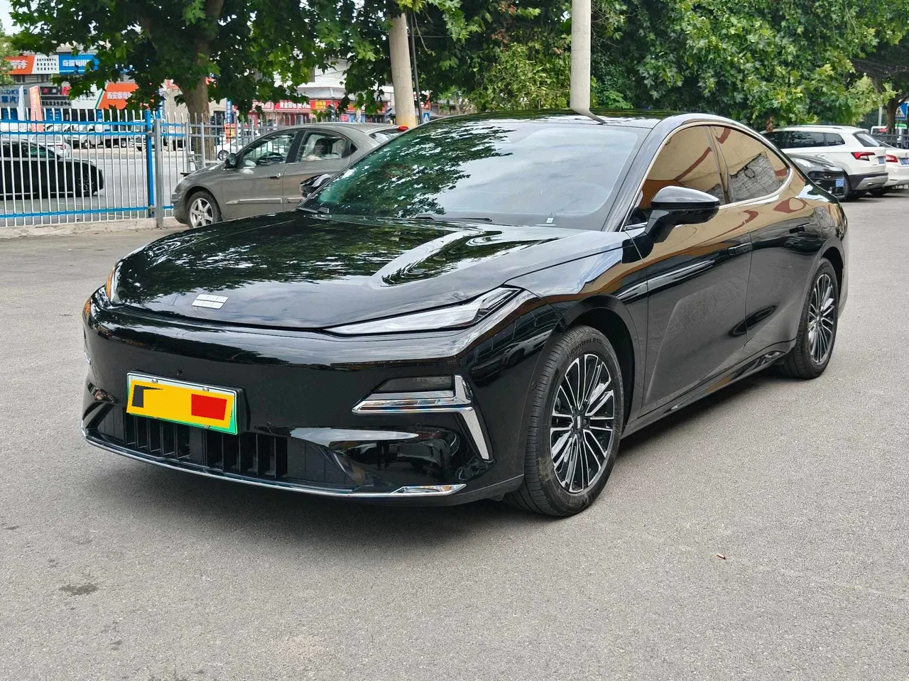 Open image lightbox: Geely Galaxy 2025 Xingyao 8 EM-i 1.5 130km Premium Edition Automatic Gear