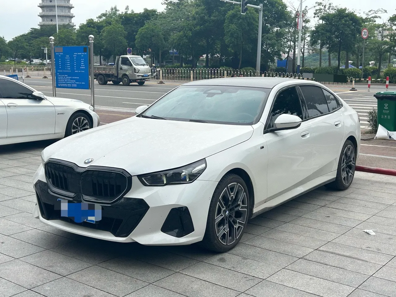 打开图片灯箱:BMW 5 series 2026 530Li 48V 2.0T exclusive m sports suit automatic gear