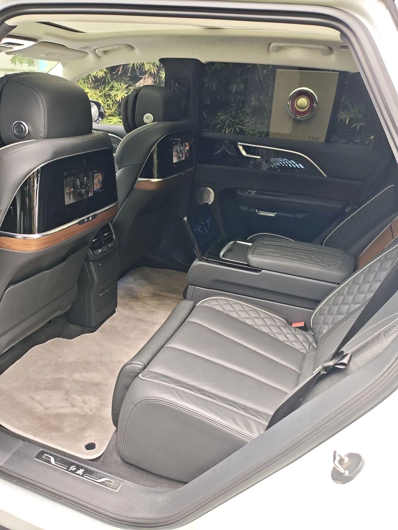HongQi 2022 E-HS 9 660km Flag Collar Edition 4-seat Automatic Gear 7