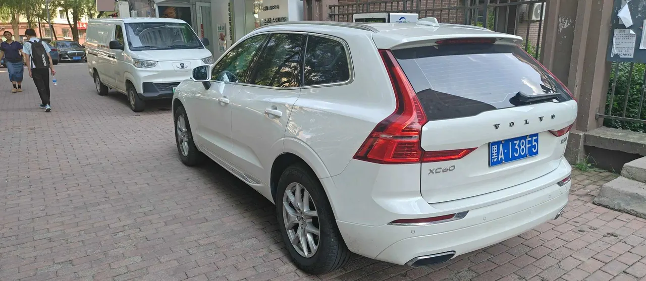 Volvo 2020 XC60 2.0T T5 4-wheel drive smart luxury automatic gear 3