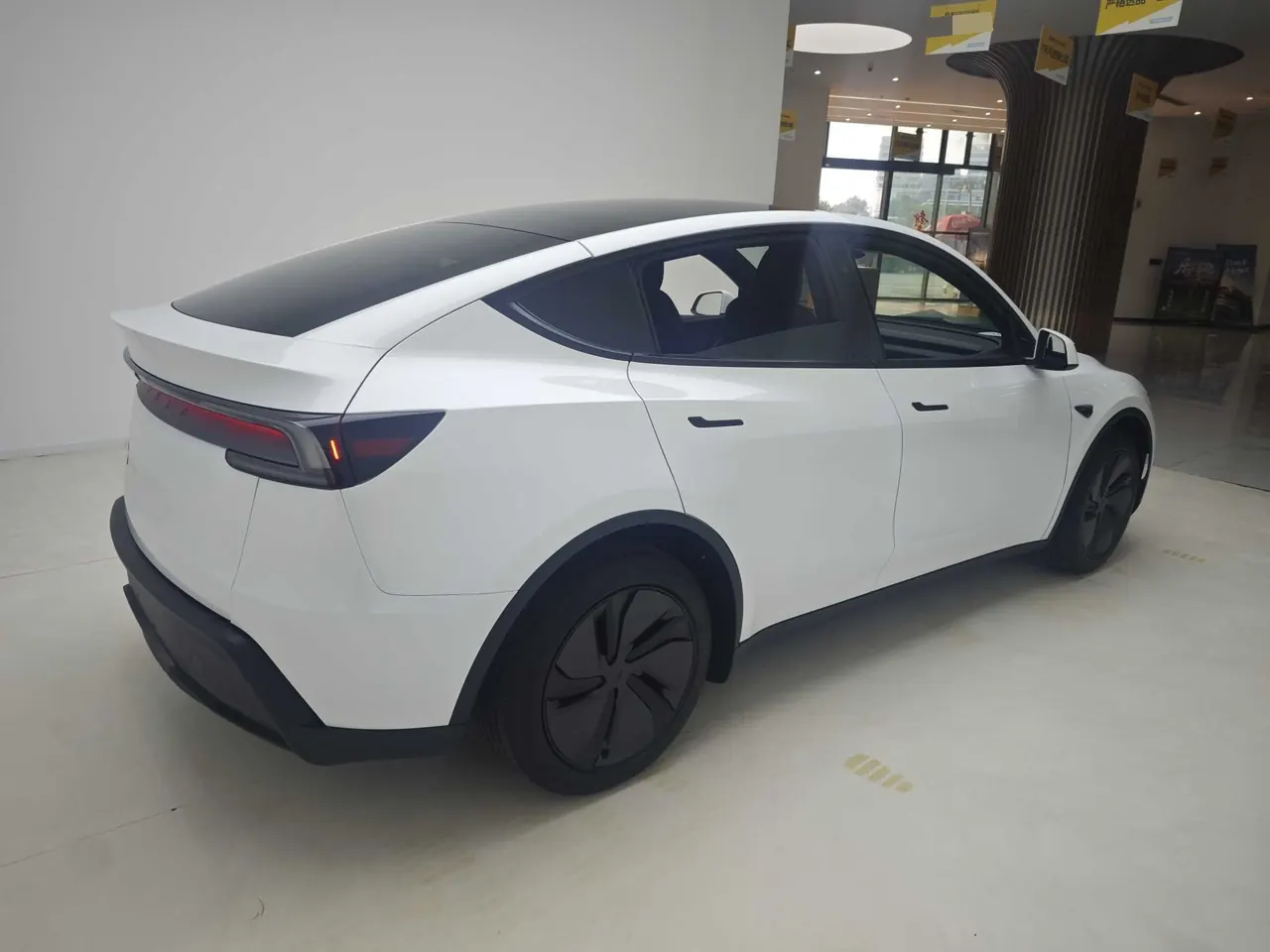 Tesla 2026 Model Y Rear-Wheel-Drive Automatic 3