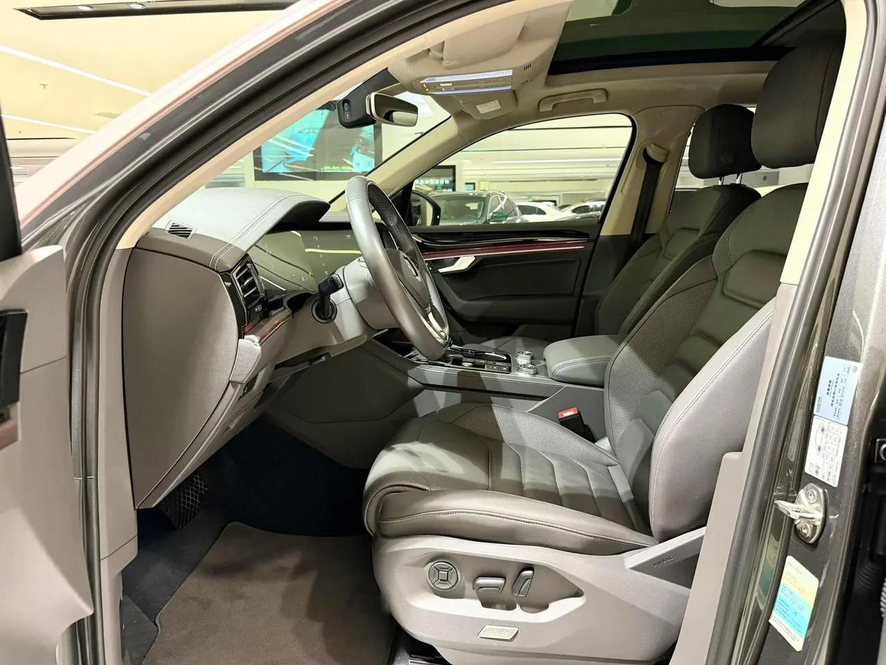 Volkswagen Touareg (Imported) 2020 Touareg 3.0TSI Sharp Edition Automatic Gear 4