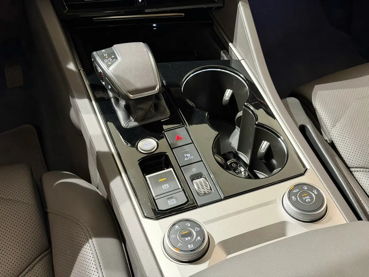Volkswagen Touareg (Imported) 2020 Touareg 3.0TSI Sharp Edition Automatic Gear 9