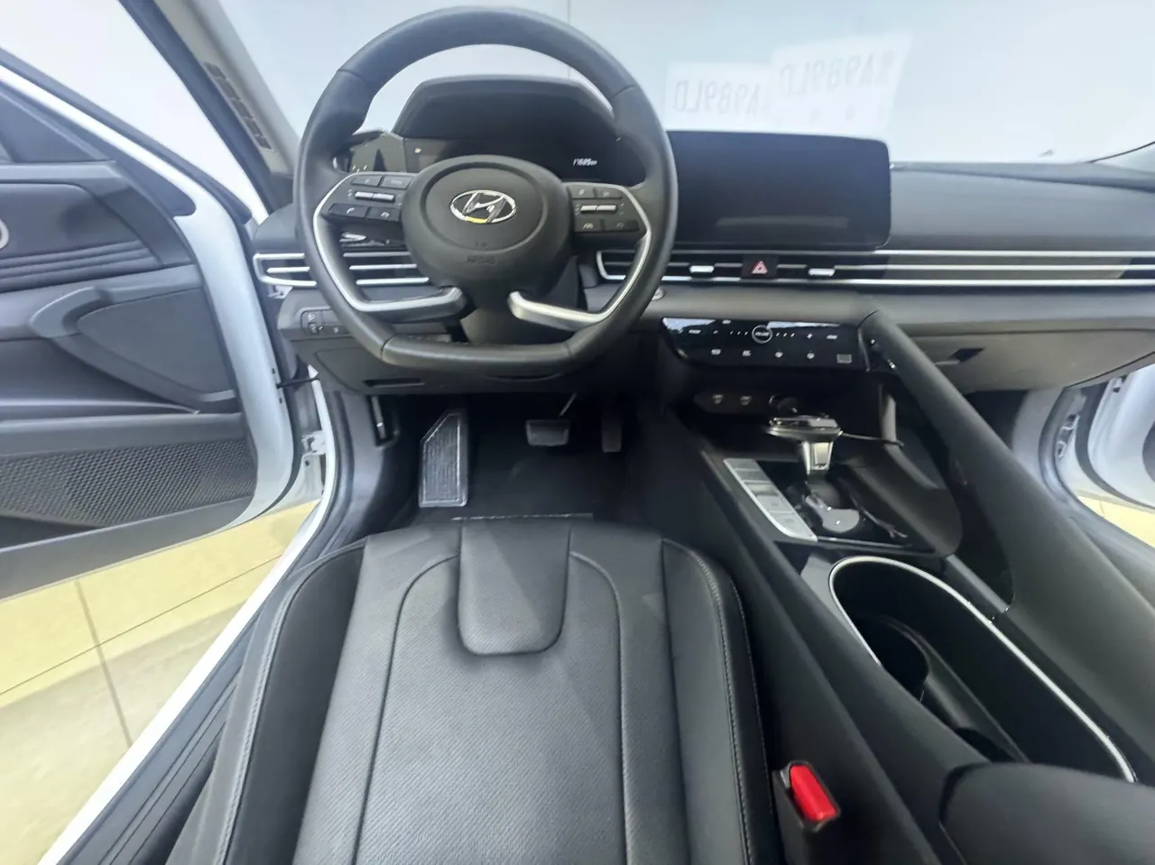 Hyundai 2022 Elantra -3-compartment 1.5 stepless LUX premium automatic gear 10
