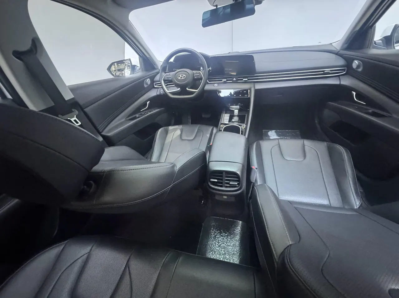 Hyundai 2022 Elantra -3-compartment 1.5 stepless LUX premium automatic gear 16