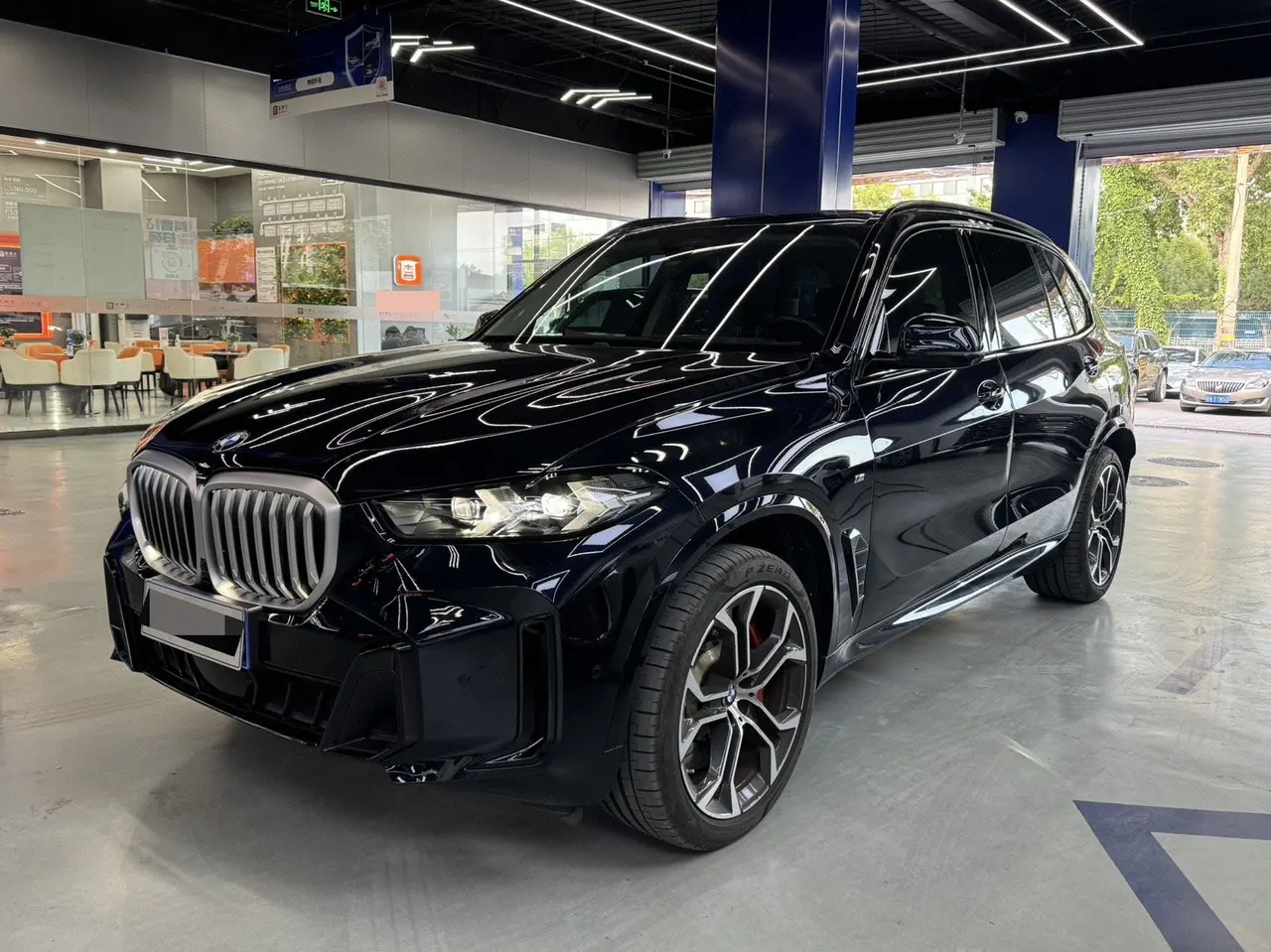 打开图片灯箱:BMW 2023 X5 xDrive30Li 48V 2.0T exclusive m sports obsidian night suit automatic gear