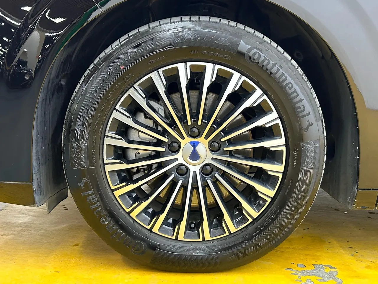 Denza 2024 Denza D9 DM-i 1.5T Stepless 980 Four-wheel Drive Honorable Automatic Gear 11