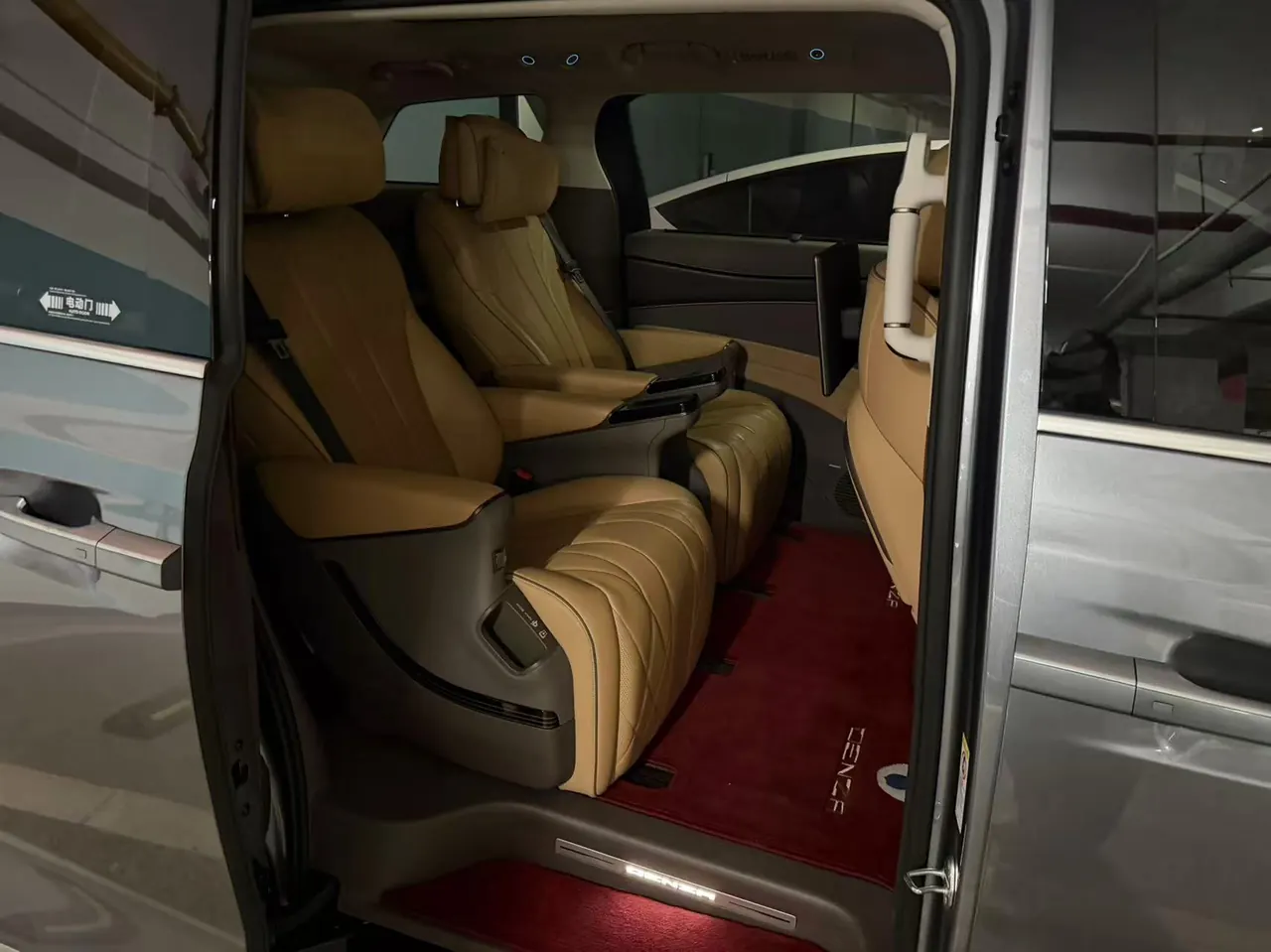 Denza 2022 Denza D9 DM-i 1.5T stepless 970 four-wheel drive flagship automatic gear 2
