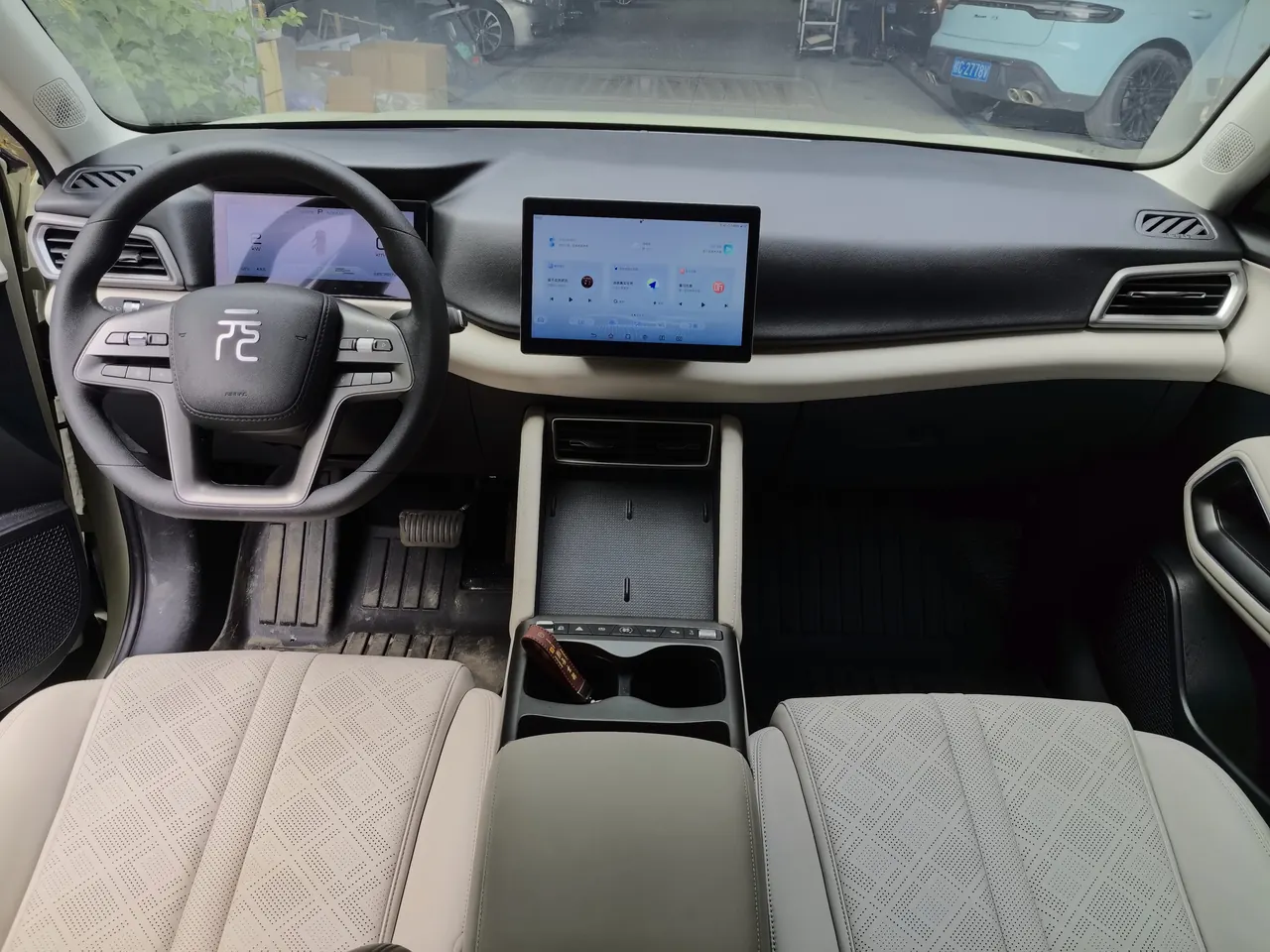 BYD 2025 Yuan UP 301KM Pilot Automatic Gear 5