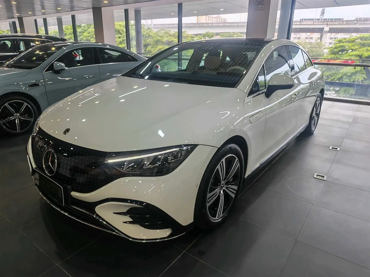 打开图片灯箱:Mercedes Benz 2025 EQE 500 4MATIC EQE 500 4MATIC Pioneer Edition Automatic Gear