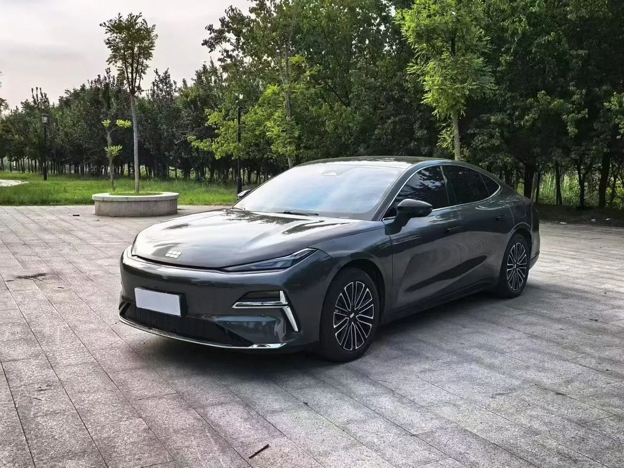 打开图片灯箱:Geely Galaxy 2025 Xingyao 8 EM-i 1.5 130km Premium Edition Automatic Gear