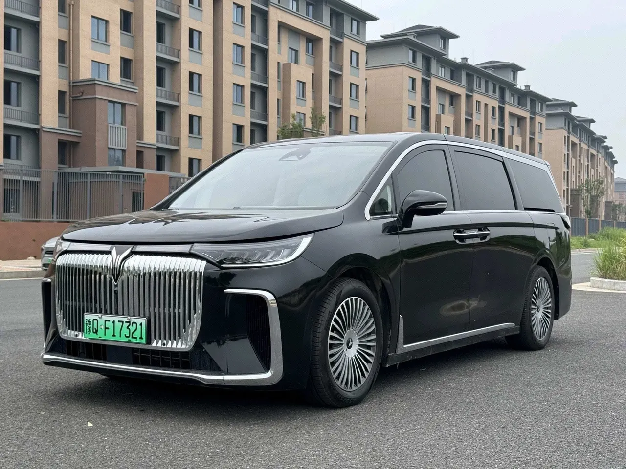 Open image lightbox: Voyah 2025 dreamers PHEV 1.5T four-wheel drive distinguished Kunpeng version automatic gear