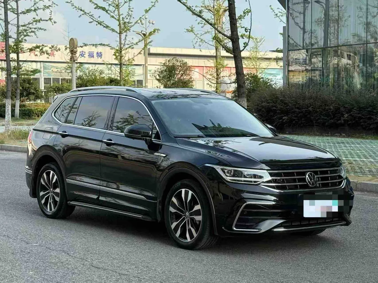 Volkswagen 2024 Tiguan L R-Line 2.0TSI 330TSI Two-Drive R-Line Overdrive Automatic Gear 3
