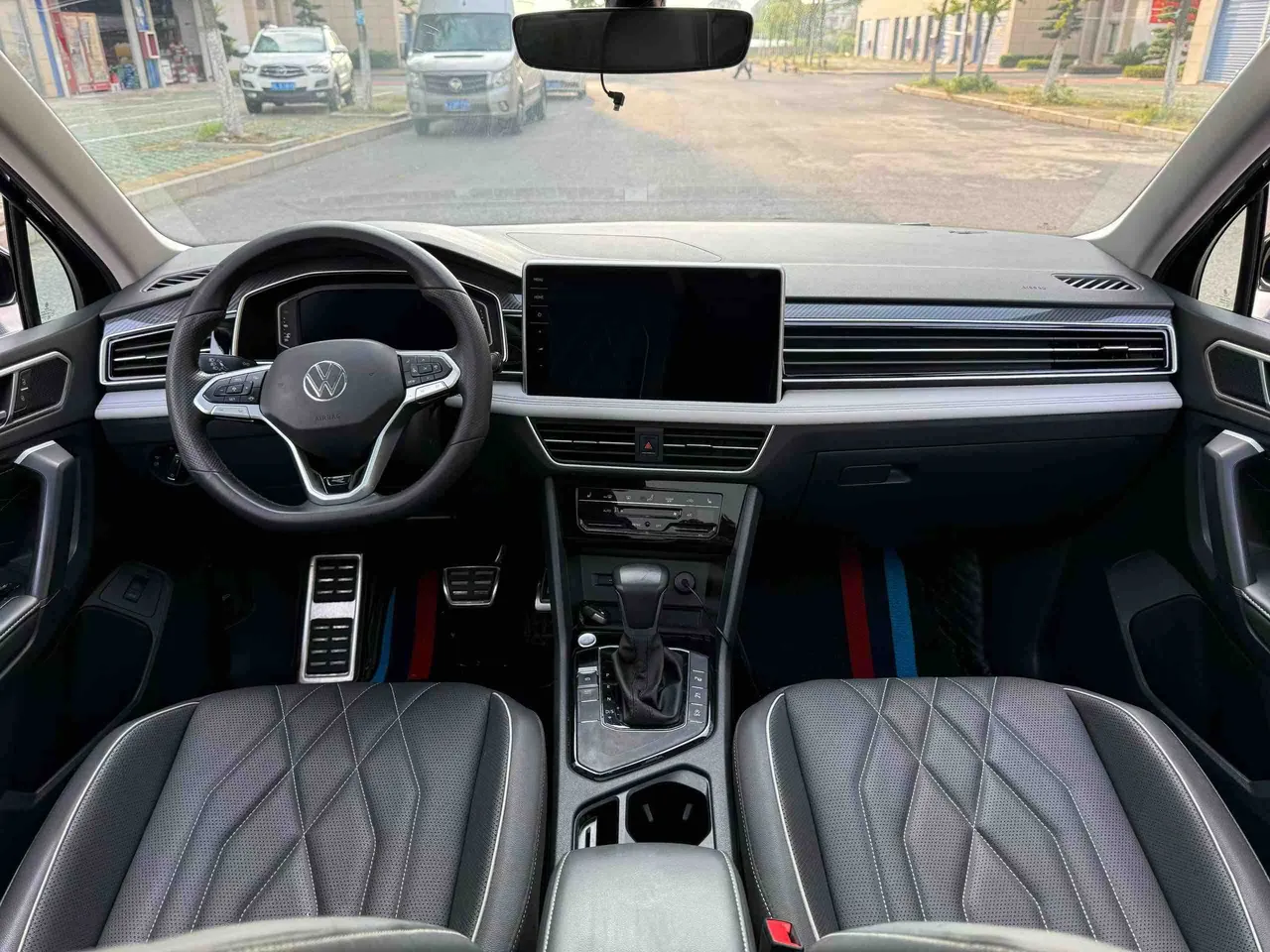 Volkswagen 2024 Tiguan L R-Line 2.0TSI 330TSI Two-Drive R-Line Overdrive Automatic Gear 5