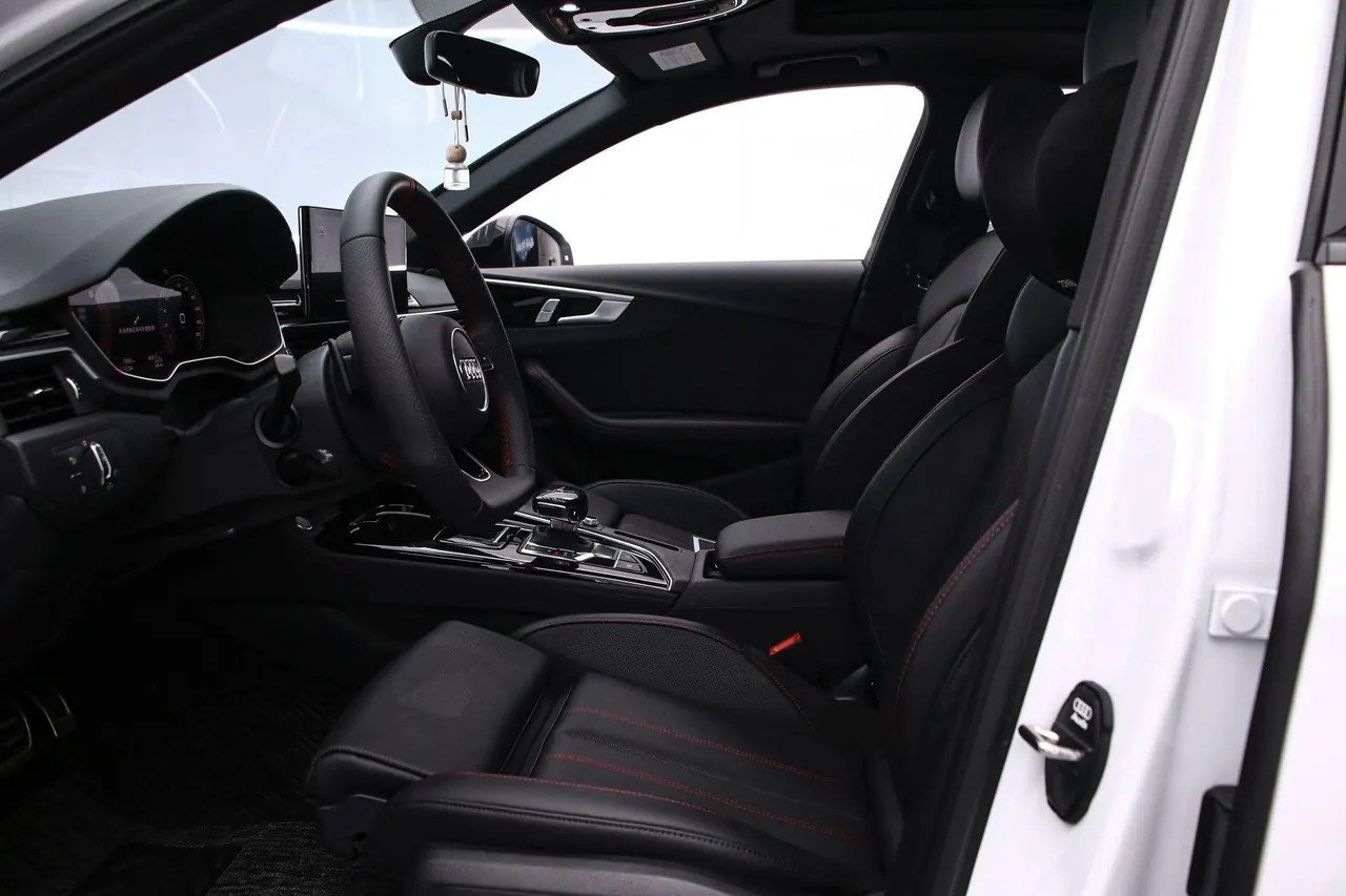 Audi 2025 A4L 2.0TFSI 40TFSI 2 million‑vehicle celebration edition, luxury sporty model, automatic transmission 3