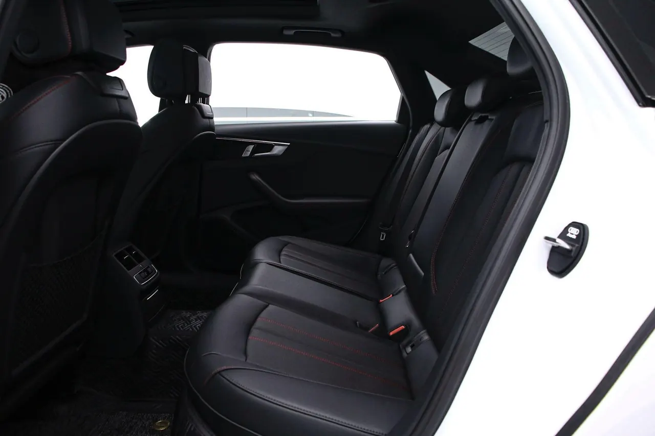 Audi 2025 A4L 2.0TFSI 40TFSI 2 million‑vehicle celebration edition, luxury sporty model, automatic transmission 4