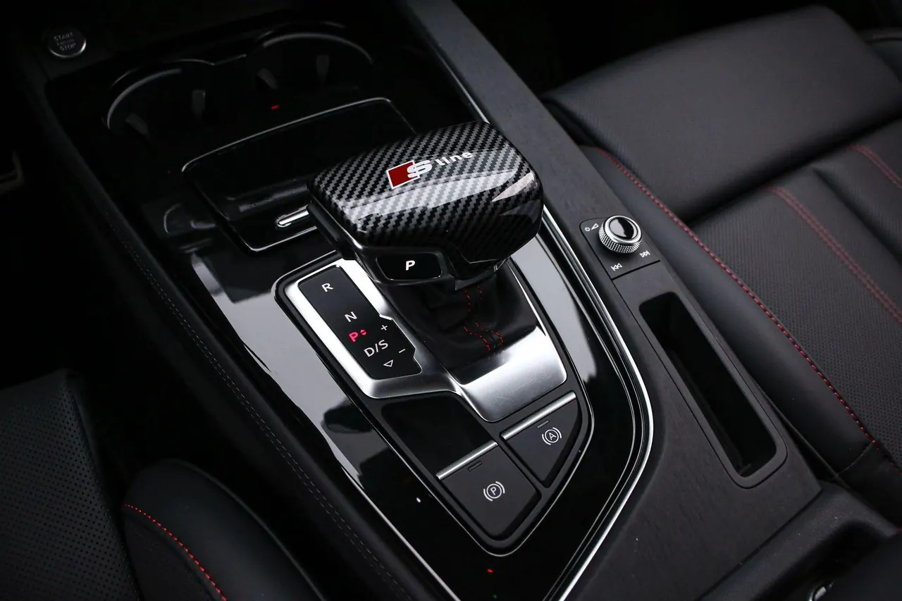 Audi 2025 A4L 2.0TFSI 40TFSI 2 million‑vehicle celebration edition, luxury sporty model, automatic transmission 6