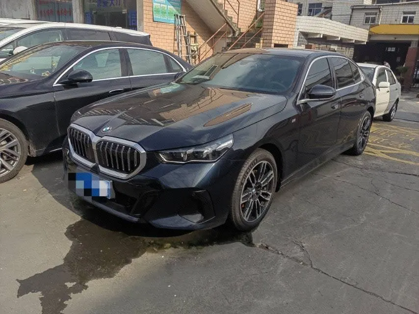 打开图片灯箱:BMW 5 Series 2025 530Li 48V 2.0T Leading M Sports Suit Automatic Gear