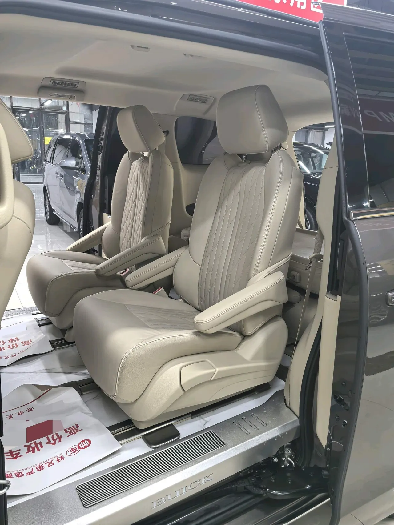 Buick 2023 GL8 Land Business Class 48V 2.0T 652T Luxury Automatic Gear 4