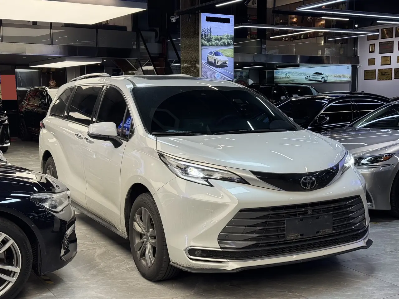 Toyota 2026 Sana 2.5 Stepless Four-wheel Drive Premium Edition Automatic Transmission 3