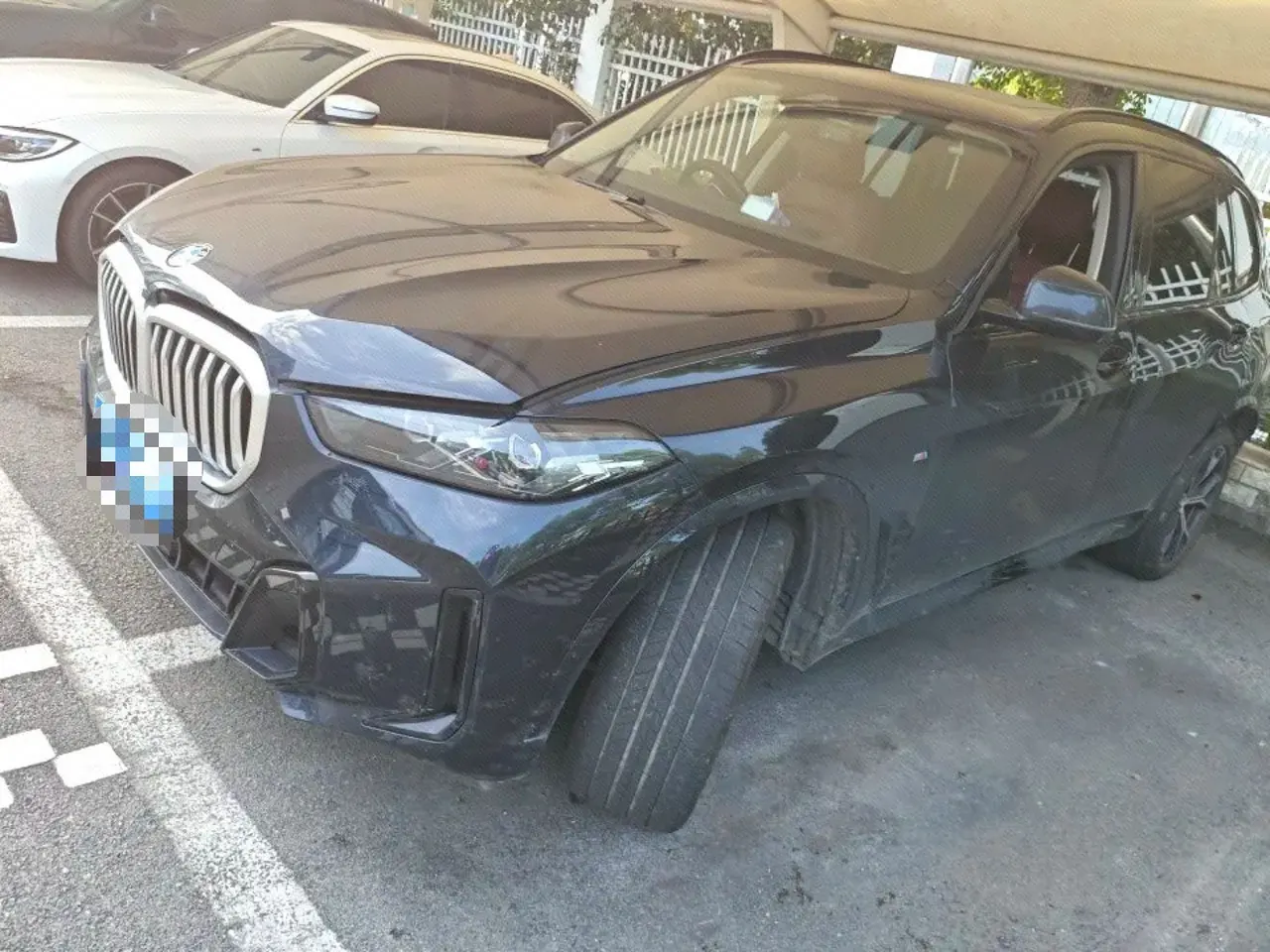 打开图片灯箱:BMW 2023 X5 xDrive30Li 48V 2.0T exclusive M sports suit automatic gear