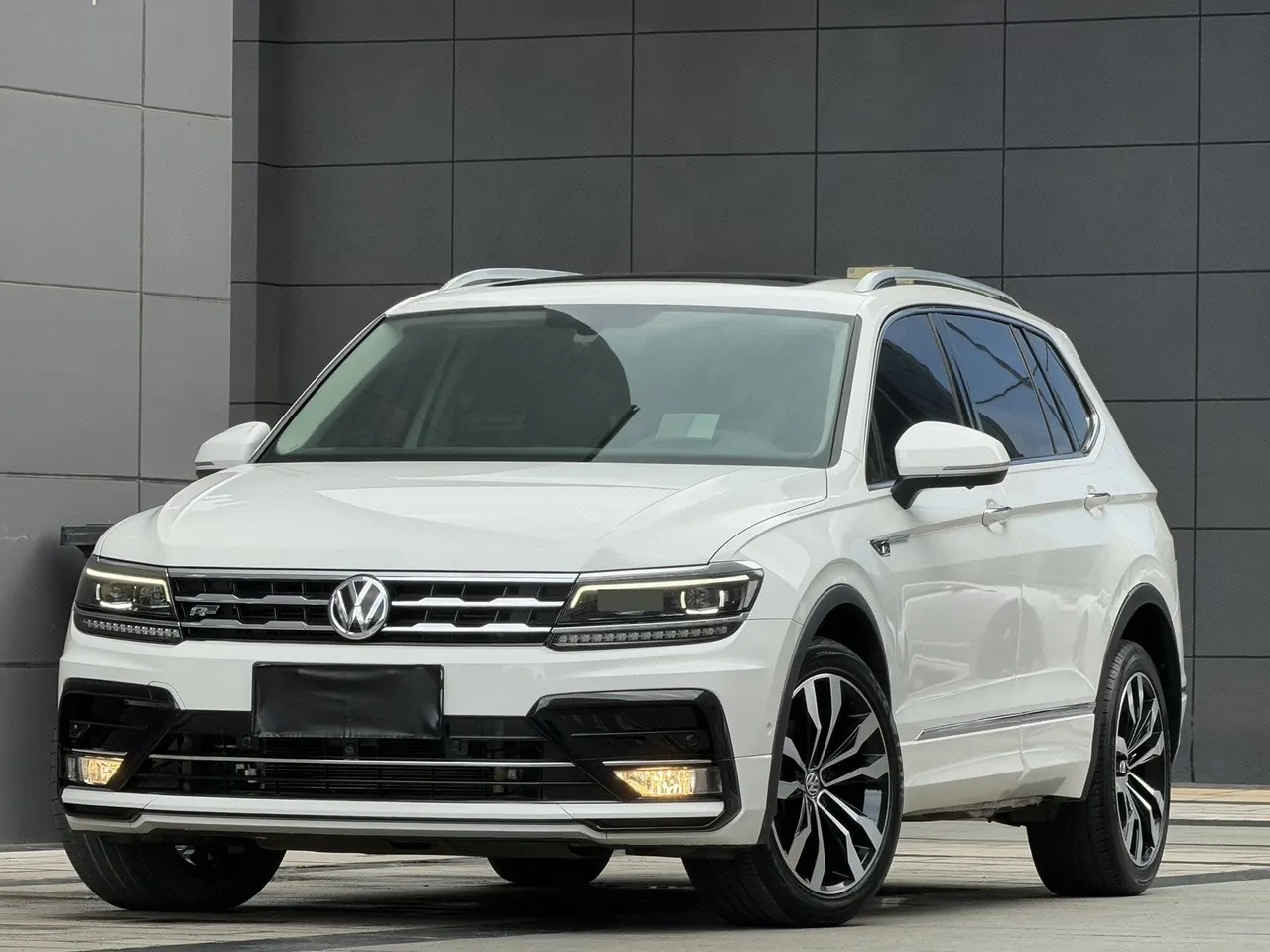 Open image lightbox: Volkswagen 2020 Tiguan L R-Line 2.0TSI 330TSI Two-Drive Ultimate Automatic Gear
