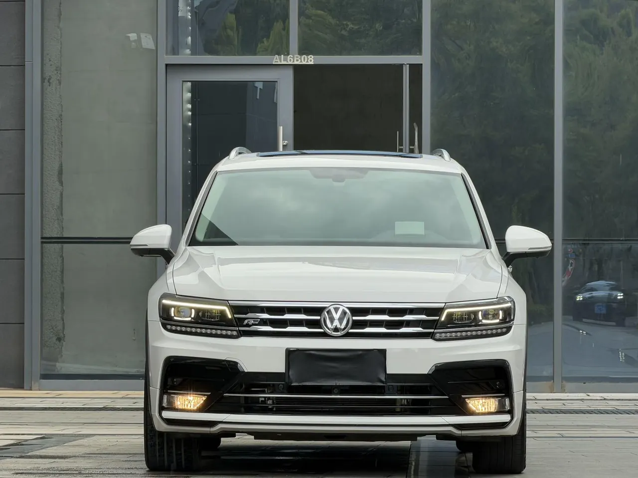 Volkswagen 2020 Tiguan L R-Line 2.0TSI 330TSI Two-Drive Ultimate Automatic Gear 2