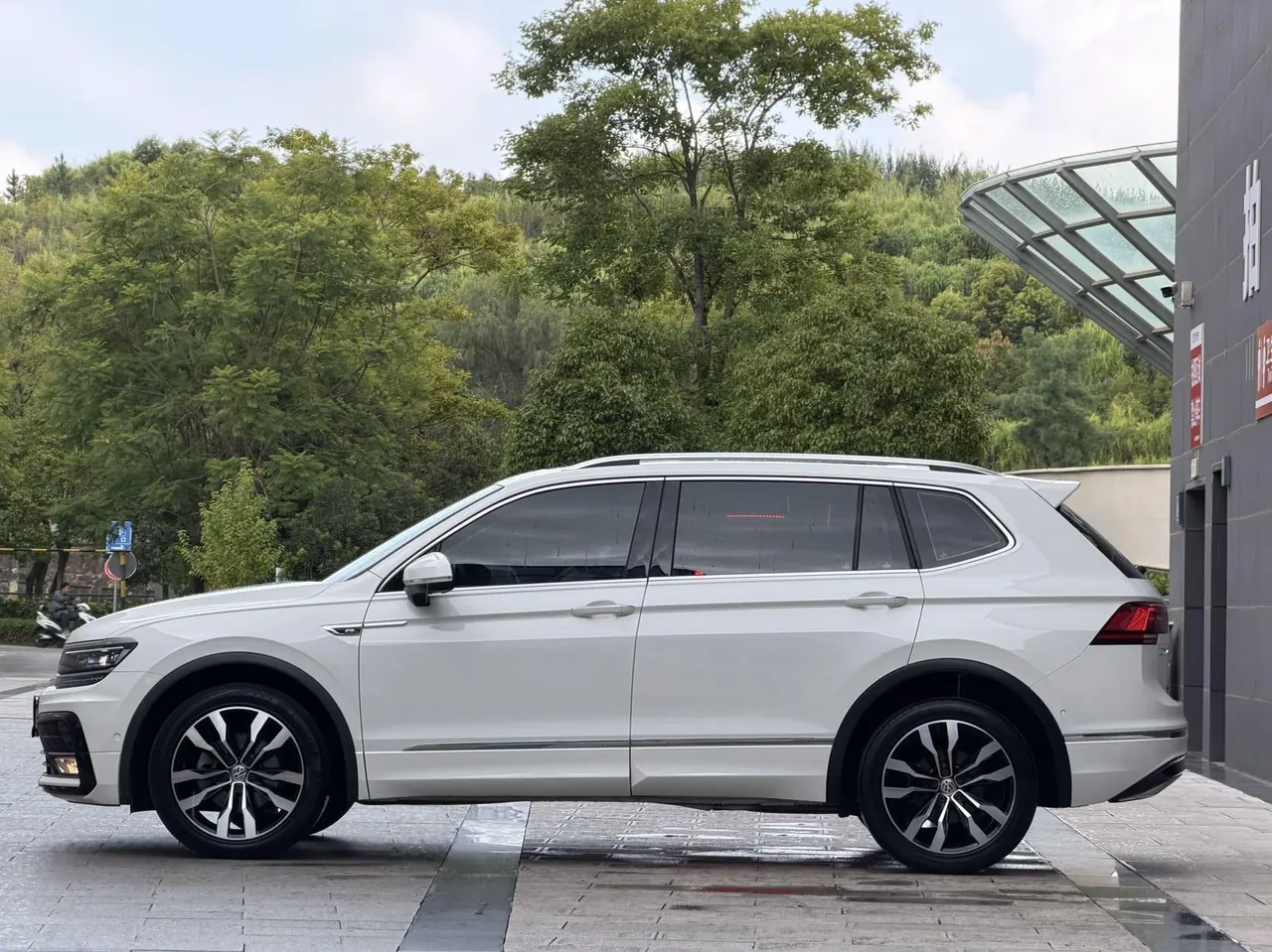 Volkswagen 2020 Tiguan L R-Line 2.0TSI 330TSI Two-Drive Ultimate Automatic Gear 4