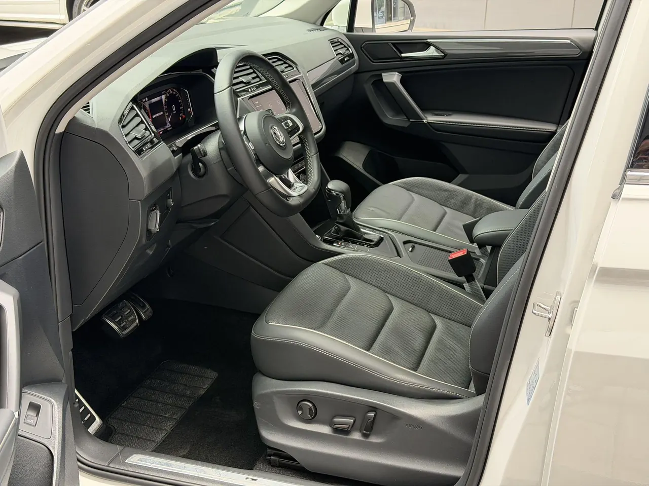 Volkswagen 2020 Tiguan L R-Line 2.0TSI 330TSI Two-Drive Ultimate Automatic Gear 6