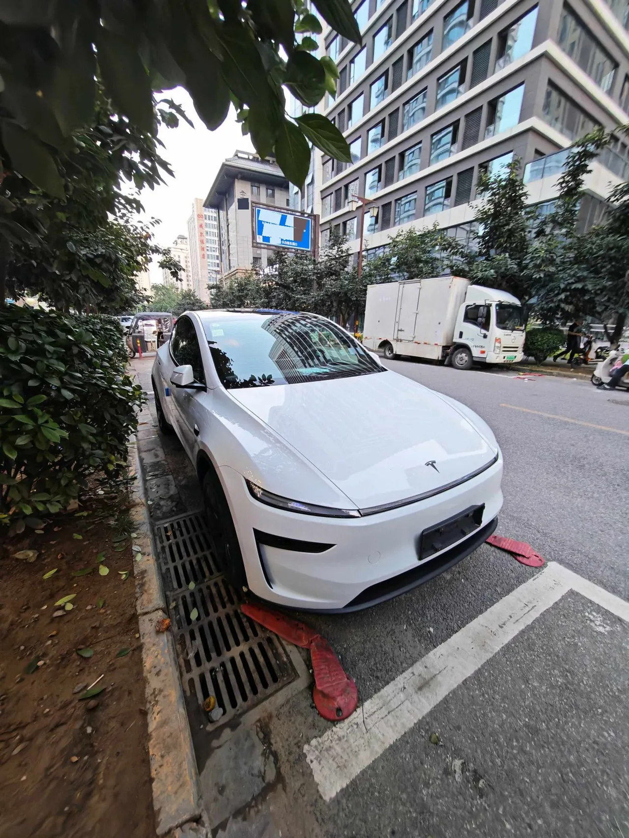 Tesla 2026 Model Y Rear-Wheel-Drive Automatic 3