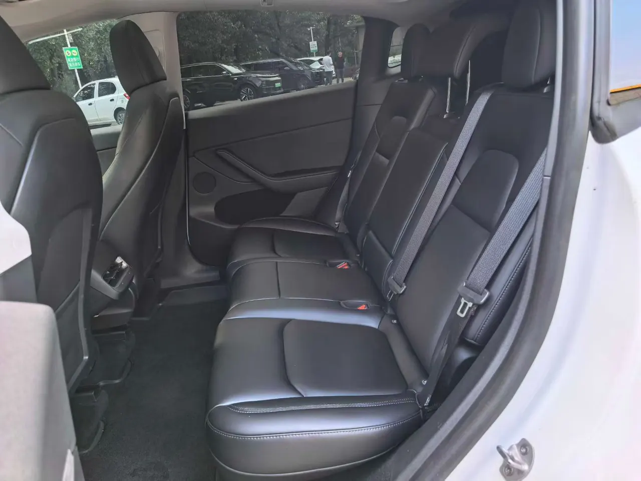 Tesla 2026 Model Y Rear-Wheel-Drive Automatic 5