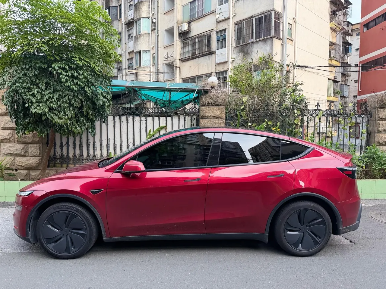 Tesla 2026 Model Y Long Range Rear-Wheel-Drive Automatic 3