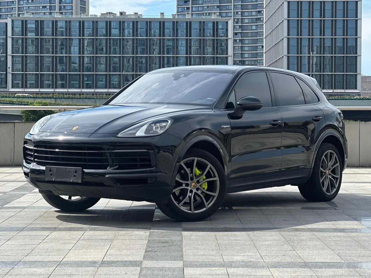 打开图片灯箱:Porsche Cayenne New Energy (Imported) 2022 Cayenne Oil and Electric Hybrid 2.0T Platinum Automatic Gear