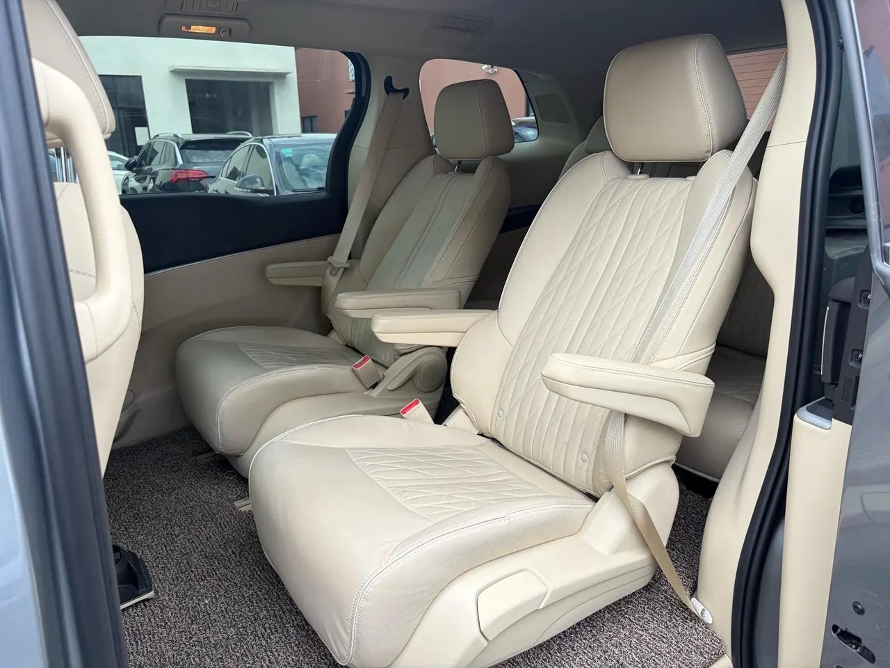 Buick 2023 GL8 Land Business Class 48V 2.0T 652T Luxury Automatic Gear 5