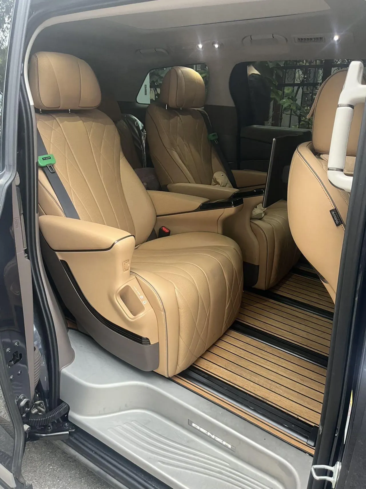 Denza 2022 Denza D9 DM-i 1.5T stepless 970 four-wheel drive flagship automatic gear 6