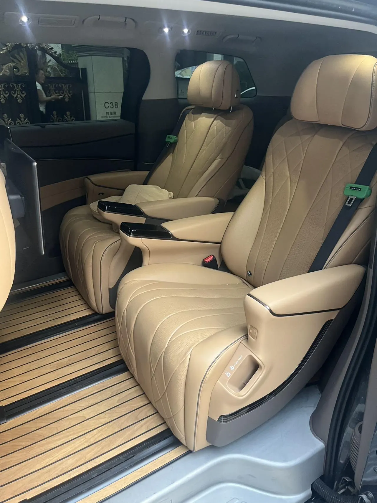 Denza 2022 Denza D9 DM-i 1.5T stepless 970 four-wheel drive flagship automatic gear 7