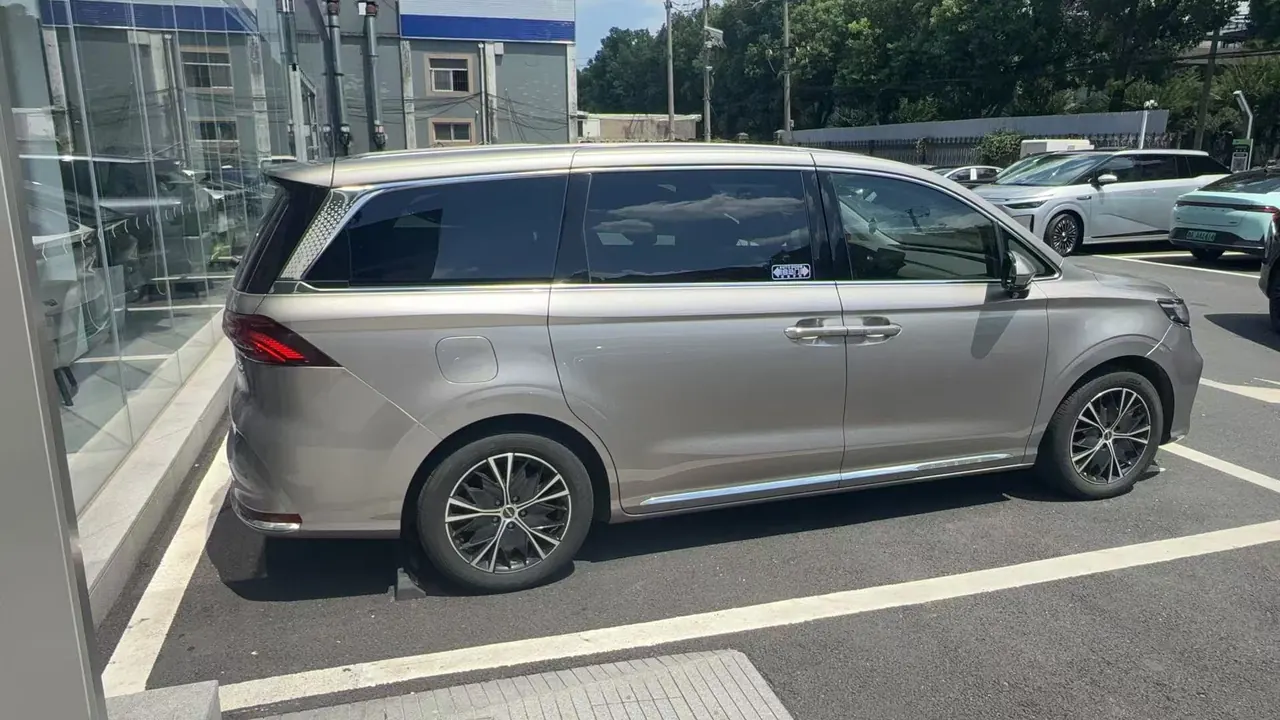 Roewe 2023 iMAX8 2.0TGI 400TGI Premium Edition Automatic Gear 8