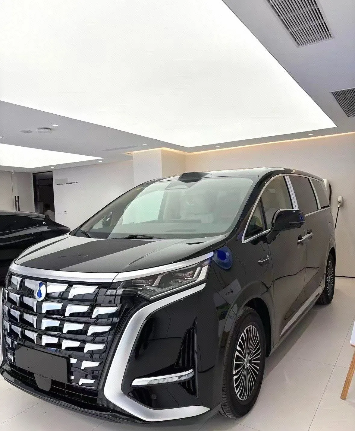 打开图片灯箱:Denza 2026 Denza D9 DM-i 1.5T stepless four-wheel drive flash charging noble automatic gear