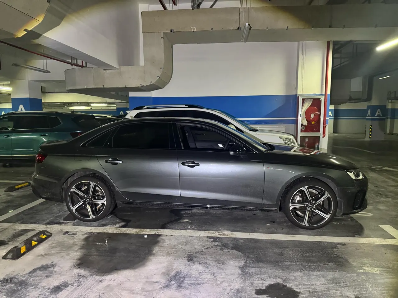 Audi 2025 A4L 2.0TFSI 40TFSI 2 million‑vehicle celebration edition, luxury sporty model, automatic transmission 3