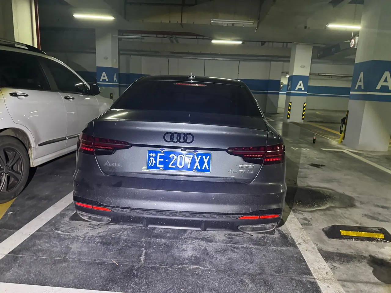 Audi 2025 A4L 2.0TFSI 40TFSI 2 million‑vehicle celebration edition, luxury sporty model, automatic transmission 4