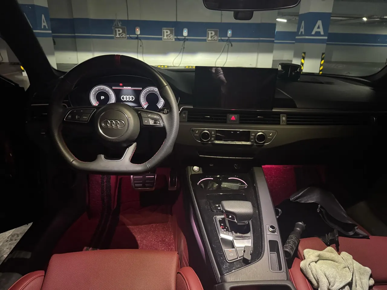 Audi 2025 A4L 2.0TFSI 40TFSI 2 million‑vehicle celebration edition, luxury sporty model, automatic transmission 5